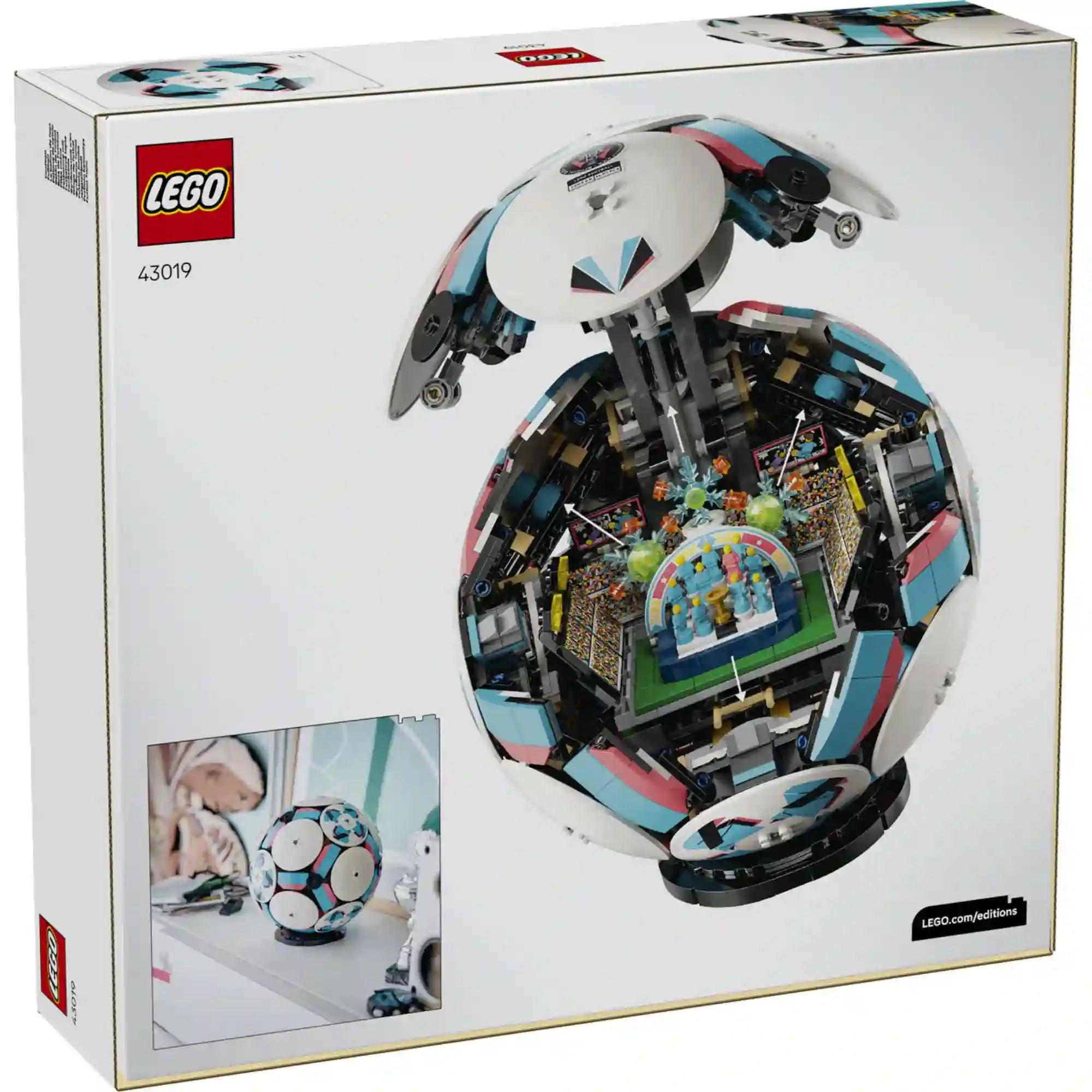 LEGO Football (43019) készlet hátoldali dobozképe, a nyitható focilabda belsejében rejtett miniatűr stadionjelenettel és ünneplő szurkolókkal.