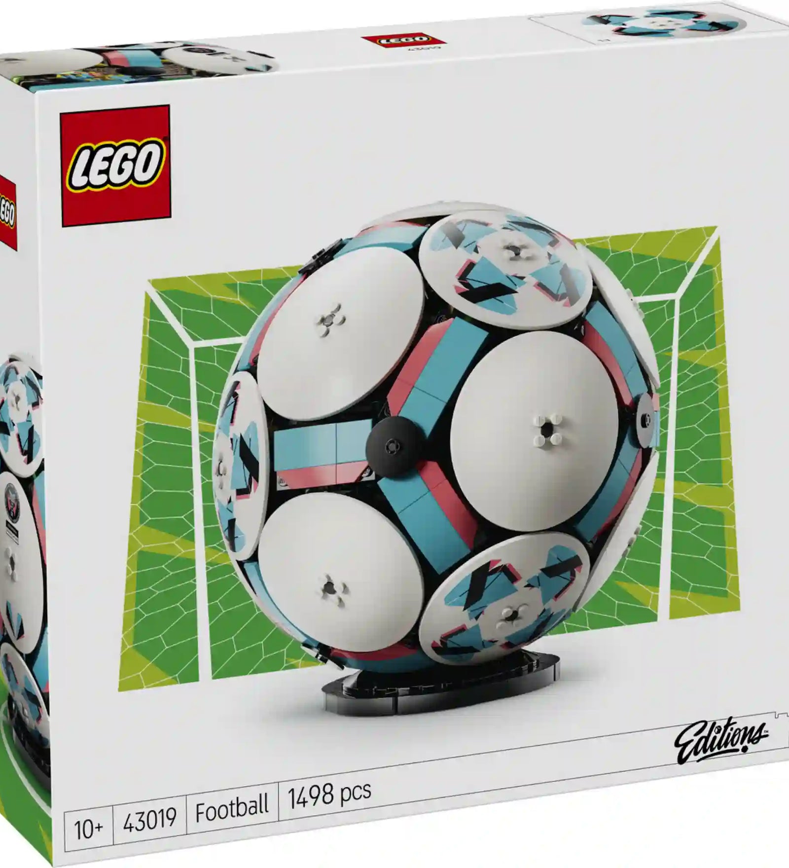 LEGO Football (43019) készlet elölnézeti dobozképe, amely a részletgazdag, kiállítható LEGO focilabdát mutatja kapuháló hátterével.