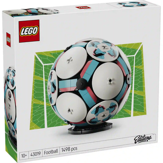 LEGO Football (43019) készlet elölnézeti dobozképe, amely a részletgazdag, kiállítható LEGO focilabdát mutatja kapuháló hátterével.