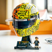 LEGO McLaren Mastercard F1 Team Lando Norris Helmet (43023) kiállítható sisakmodell állványon, Lando Norris minifigurájával és aláírásos névtáblával.
