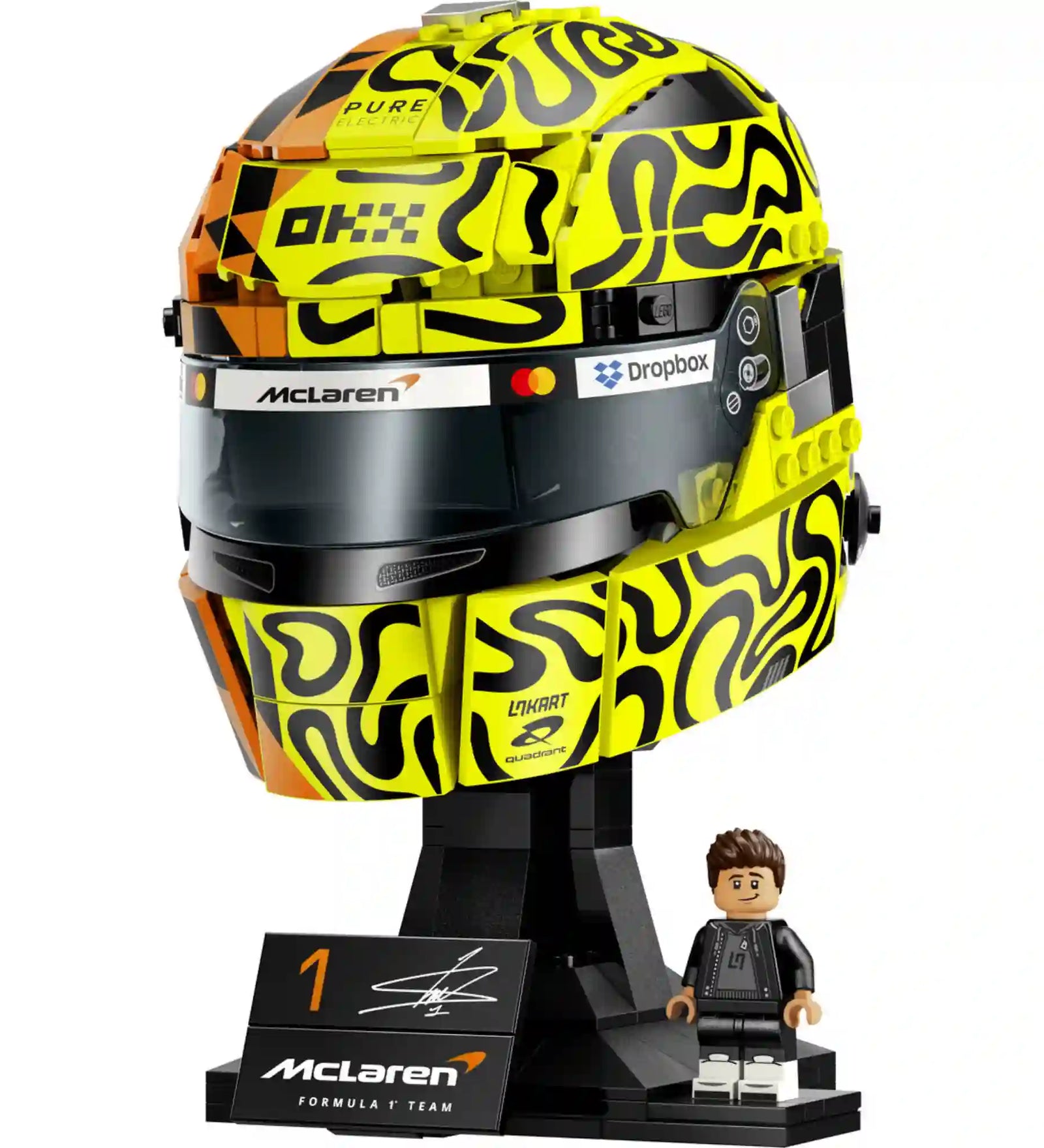 LEGO McLaren Mastercard F1 Team Lando Norris Helmet (43023) megépített sisakmodell élénk sárga és narancssárga grafikával, McLaren F1 szponzori logókkal és fekete állvánnyal.