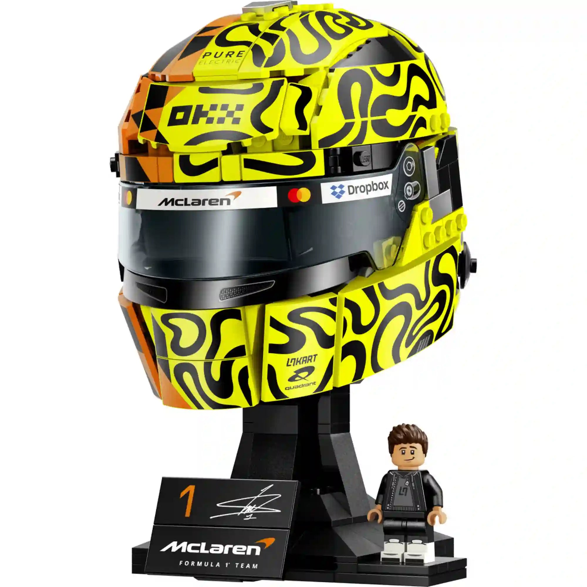 LEGO McLaren Mastercard F1 Team Lando Norris Helmet (43023) megépített sisakmodell élénk sárga és narancssárga grafikával, McLaren F1 szponzori logókkal és fekete állvánnyal.