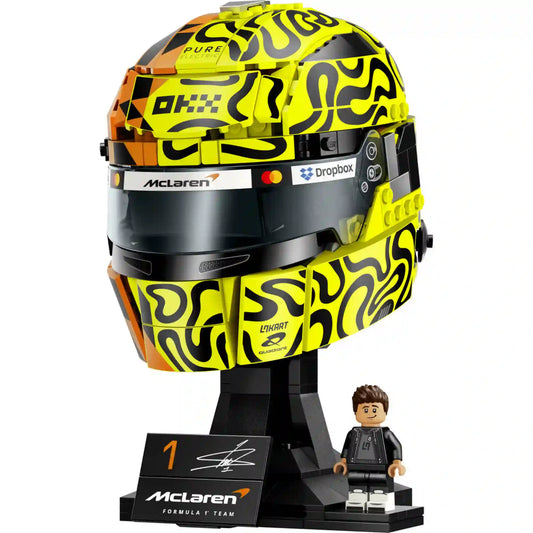 LEGO McLaren Mastercard F1 Team Lando Norris Helmet (43023) megépített sisakmodell élénk sárga és narancssárga grafikával, McLaren F1 szponzori logókkal és fekete állvánnyal.