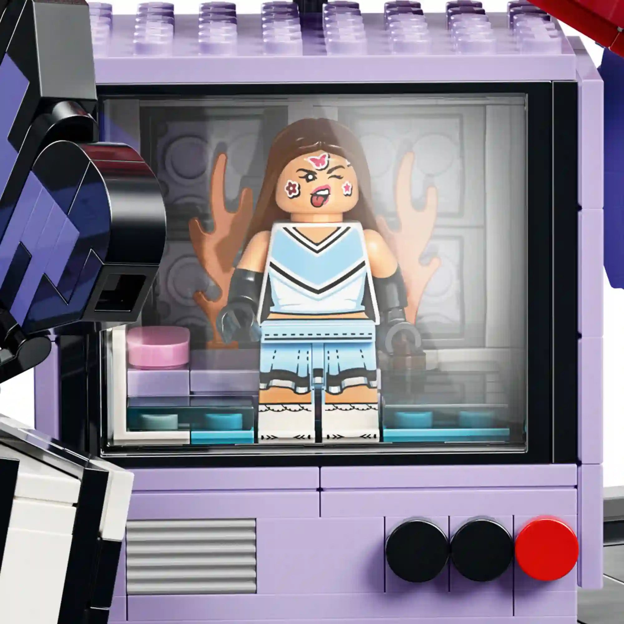 LEGO Editions: Olivia Rodrigo titkos tárolója 43030 Olivia Rodrigo minifigurája a lila kijelzőben.