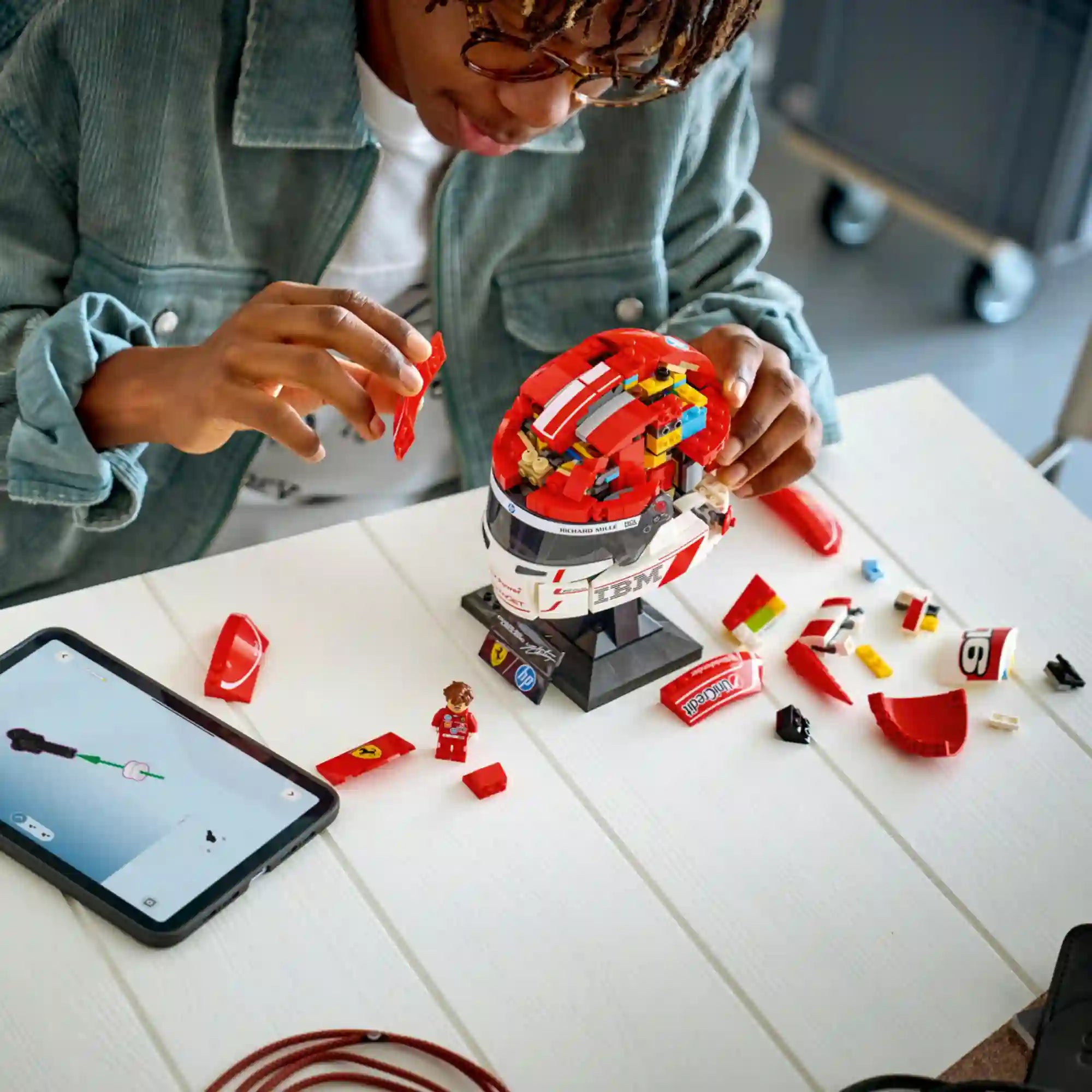 LEGO Editions Scuderia Ferrari HP Charles Leclerc sisakja 43014, 886 darabos készlet építés közben, elemekkel és útmutatóval.