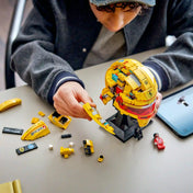LEGO Editions Scuderia Ferrari HP Lewis Hamilton sisakja 43022, 884 darabos készlet építés közben, szétszedett elemekkel és minifigurával.