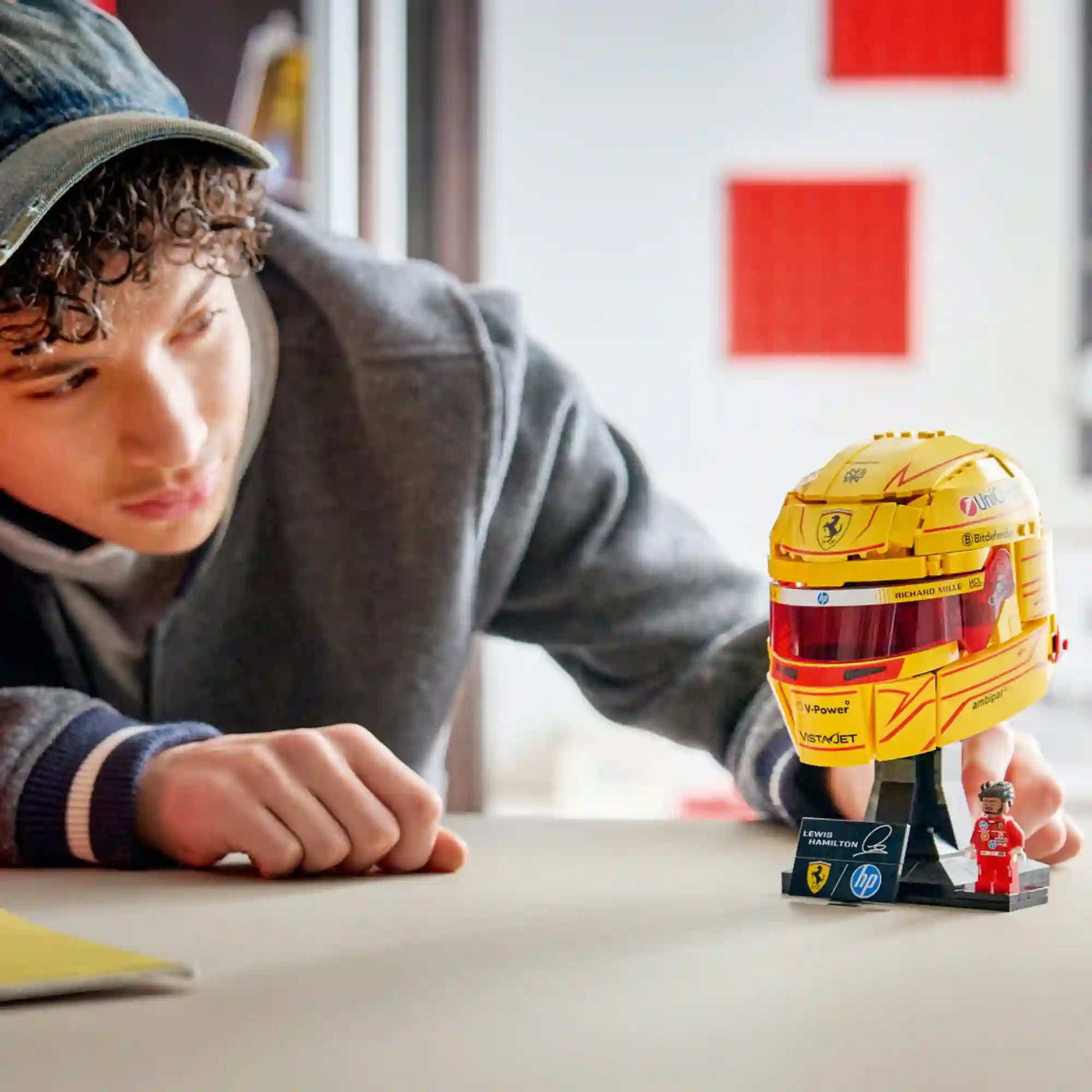 LEGO Editions Scuderia Ferrari HP Lewis Hamilton sisakja 43022, 884 darabos modell kiállítva, részletes sisakkialakítással.