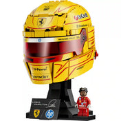 LEGO Editions Scuderia Ferrari HP Lewis Hamilton sisakja 43022, 884 darabos készlet teljes modellje talapzaton, minifigurával.