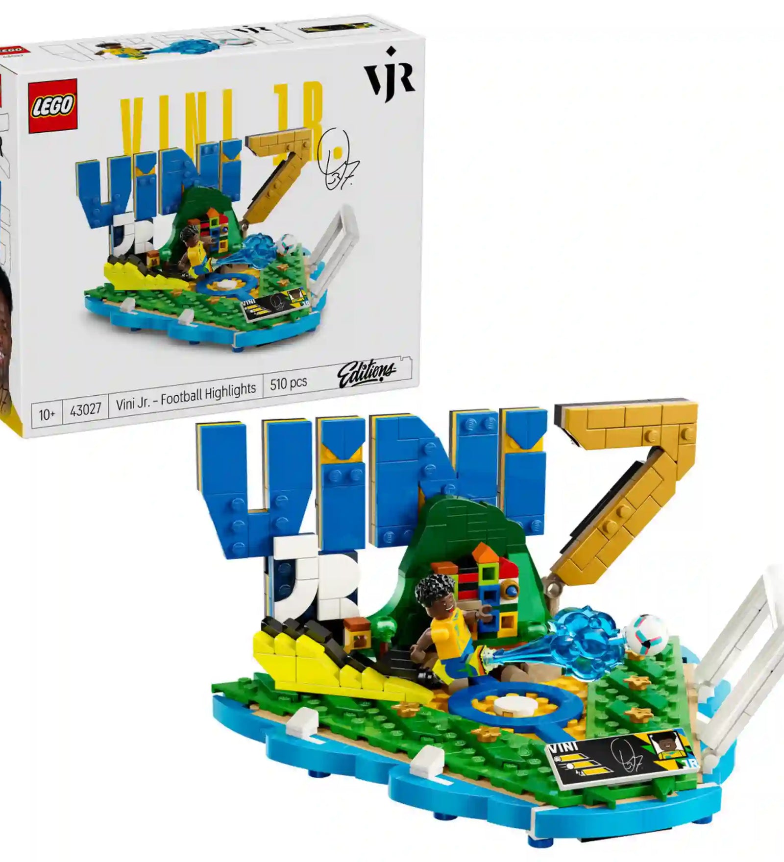 LEGO Editions Vini Jr. – A futball legjobb pillanatai 43027 készlet doboza és megépített modellje együtt, részletes pályajelenettel.