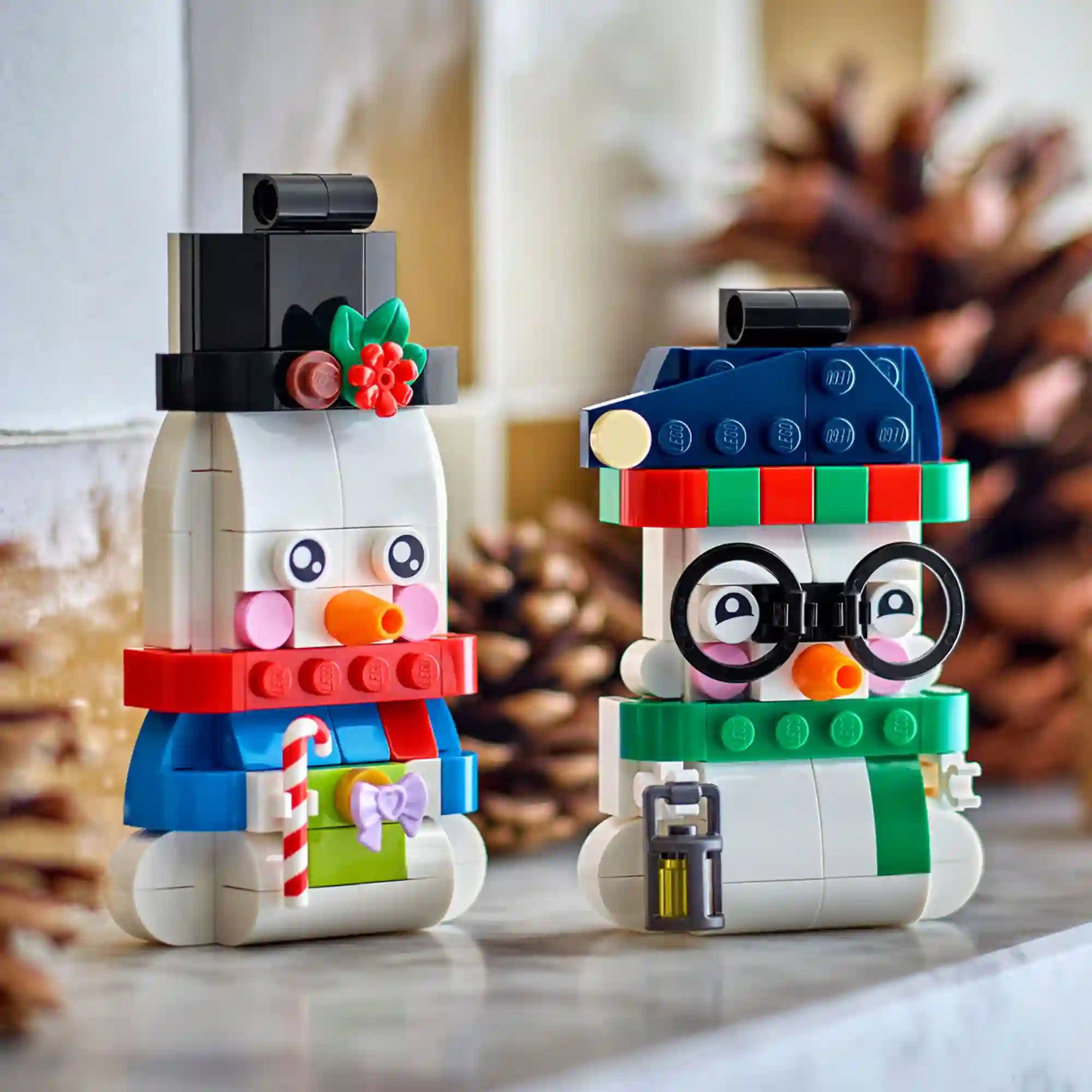 LEGO 40812 Hóember díszek – A két megépített hóember dísz ünnepi környezetben, téli kiegészítőkkel.