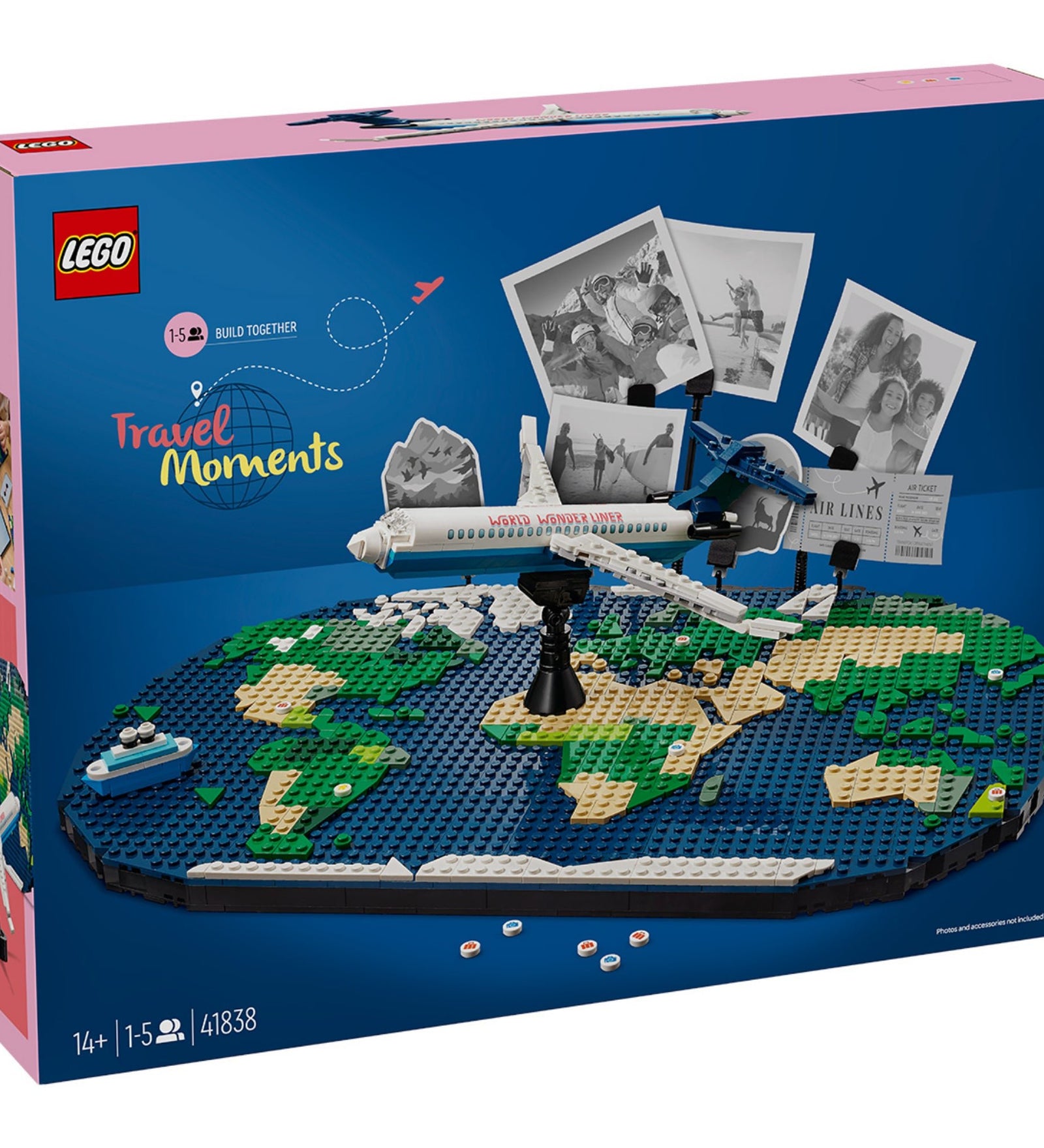 A LEGO Family A nyaralás pillanatai (41838) doboza, amelyen a világ körüli utazást megidéző LEGO építmény szerepel, kék háttérrel és rózsaszín díszítéssel.