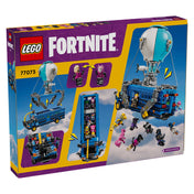A LEGO Fortnite Battle Bus (77073) készlet dobozának hátoldala látható, amely a legendás Fortnite harci busz részletes funkcióit mutatja be. A képeken látszik a levegőbe emelkedő busz, a lecsatlakoztatható ballon, a nyitható oldalpanel és a figurák belső elhelyezése. Két minifigura – Jonesy és Cuddle Team Leader – fejcserés funkcióval is bemutatásra kerül.