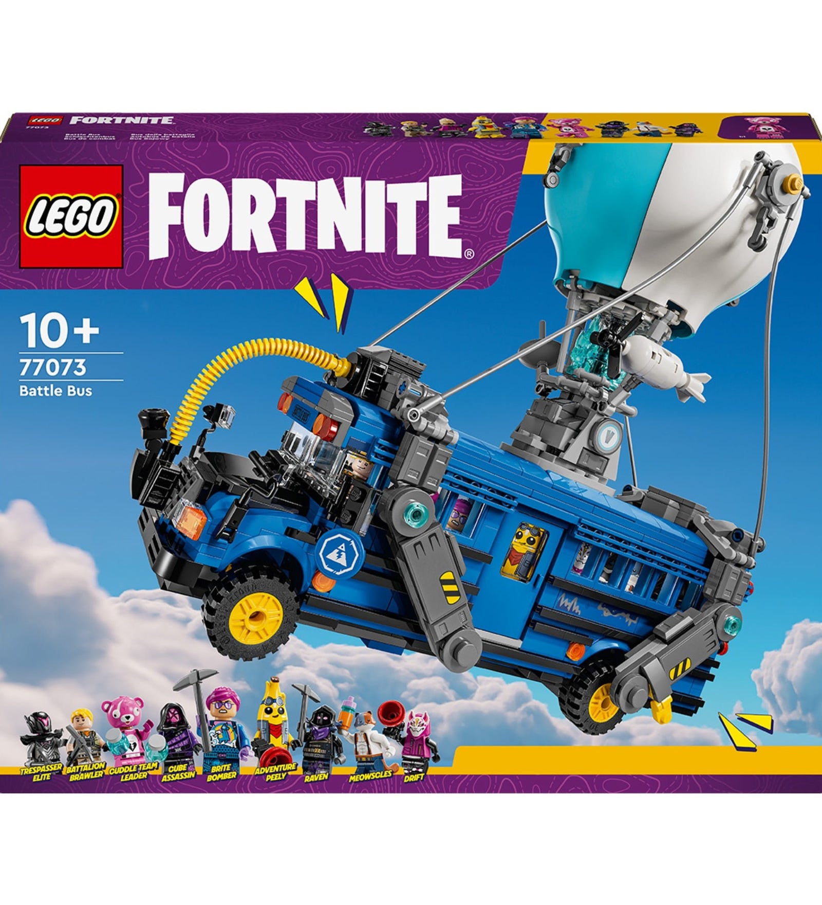 A LEGO Fortnite Battle Bus (77073) készlet doboza elölről látható. A kék, ballonhoz rögzített jármű a felhők fölött lebeg, a doboz alsó részén a nyolc mellékelt minifigura sorakozik: Midas, Cuddle Team Leader, Beef Boss, Peely, Raven, Lynx, Brite Bomber és Drift. A LEGO és Fortnite logók jól láthatók a doboz tetején.