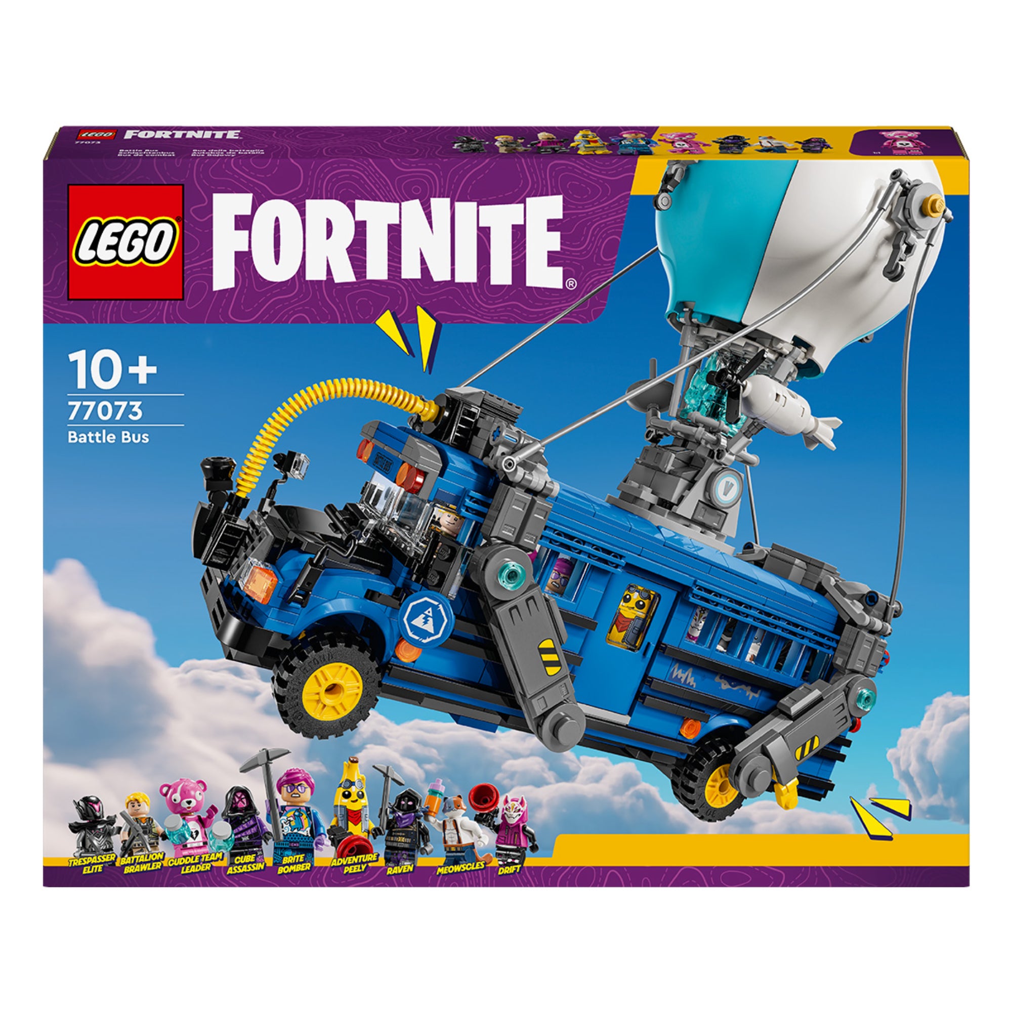 A LEGO Fortnite Battle Bus (77073) készlet doboza elölről látható. A kék, ballonhoz rögzített jármű a felhők fölött lebeg, a doboz alsó részén a nyolc mellékelt minifigura sorakozik: Midas, Cuddle Team Leader, Beef Boss, Peely, Raven, Lynx, Brite Bomber és Drift. A LEGO és Fortnite logók jól láthatók a doboz tetején.