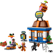 LEGO Fortnite Durrr Burger étterem (77076) teljes készlet, az étterem épületével, figurákkal, kiegészítőkkel és a tetőn lévő hatalmas hamburger logóval.