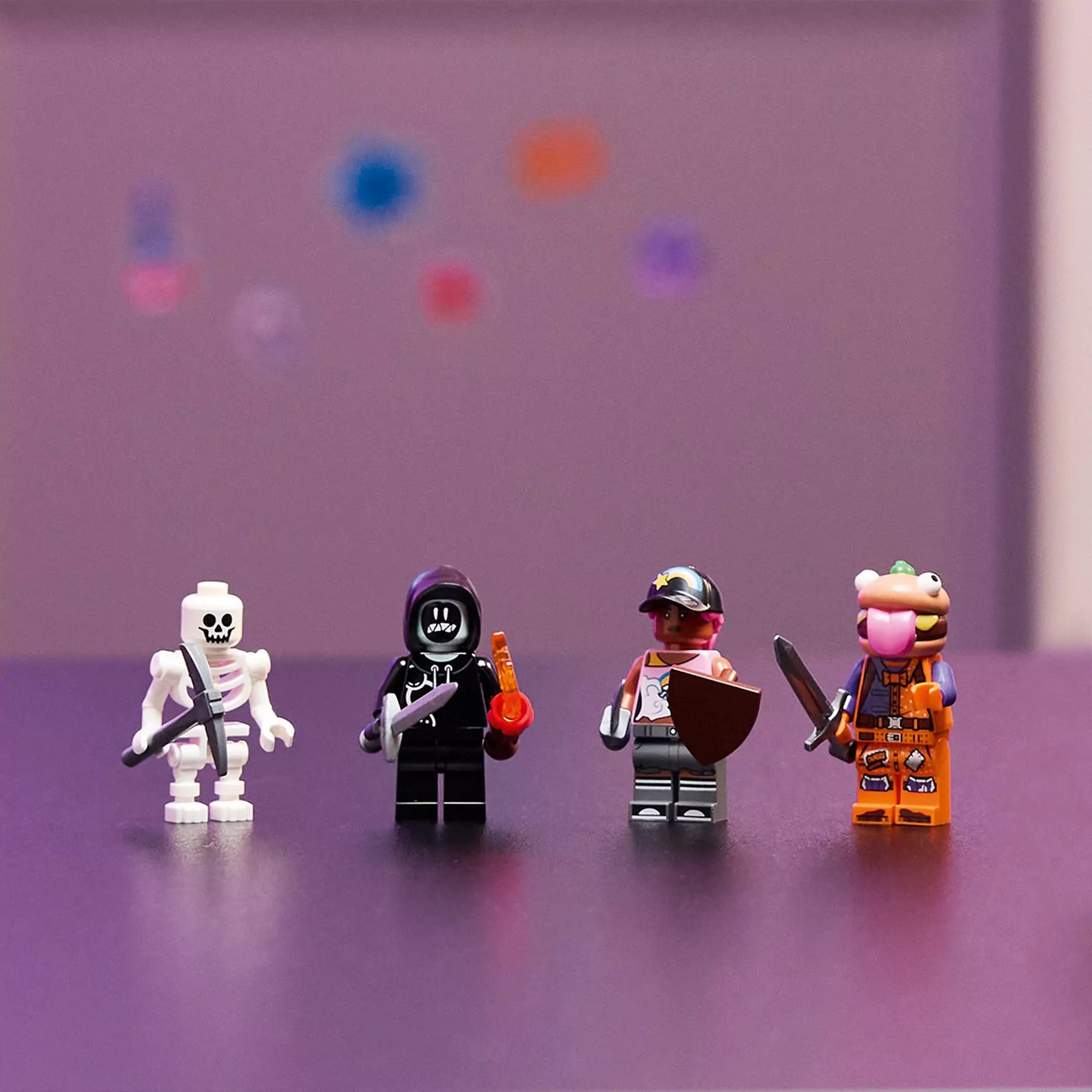 LEGO Fortnite Durrr Burger étterem (77076) minifigurák: csontváz, fekete kaszás, éttermi dolgozó és a jellegzetes hamburger fejű karakter.