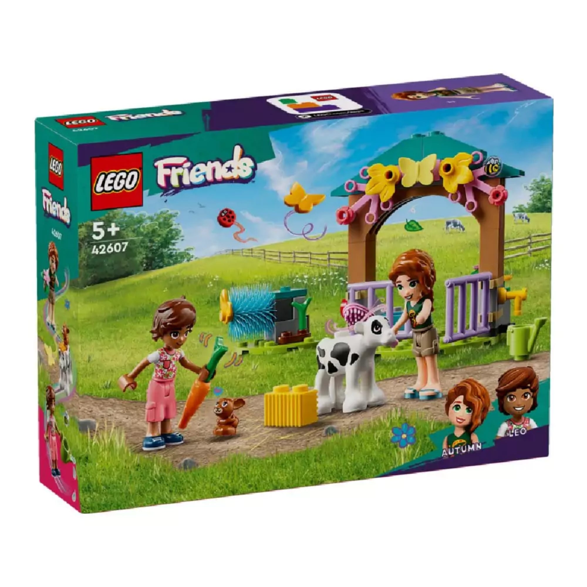LEGO Friends 42607 készlet dobozképe: Autumn és Leo a réten gondozzák a kis borjút és a nyuszit a virágdíszes pajta előtt, zöldellő táj háttérrel.