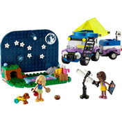 A LEGO Friends Csillagnéző kempingautó (42603) teljes készlete: lila-sárga sátortetős terepjáró utánfutóval, csillagos háttérrel, teleszkóppal és tábortűz körüli jelenettel, Nova és Aliya minifigurákkal, valamint egy kerekes kisállattal.