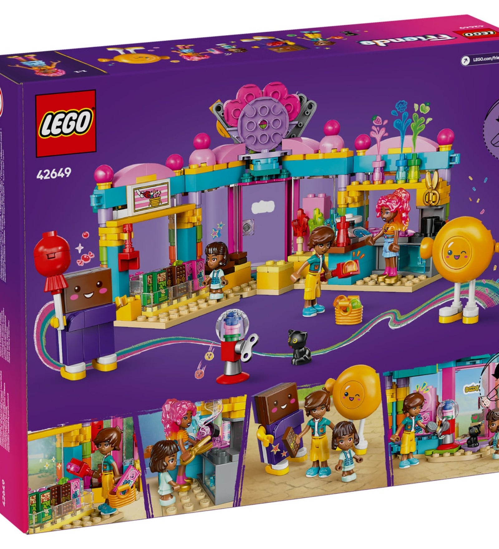 A LEGO Friends Heartlake City édességbolt 42649 szett hátsó nézete, amely bemutatja a színes édességbolt belső tereit, a nyalóka- és csokoládétábla kabalafigurákat, valamint a mini-baba figurákat és a bolt különféle játékelemeit, például a rágógumi-automatát, a cukorkás polcokat és az édességkészítő állomást.