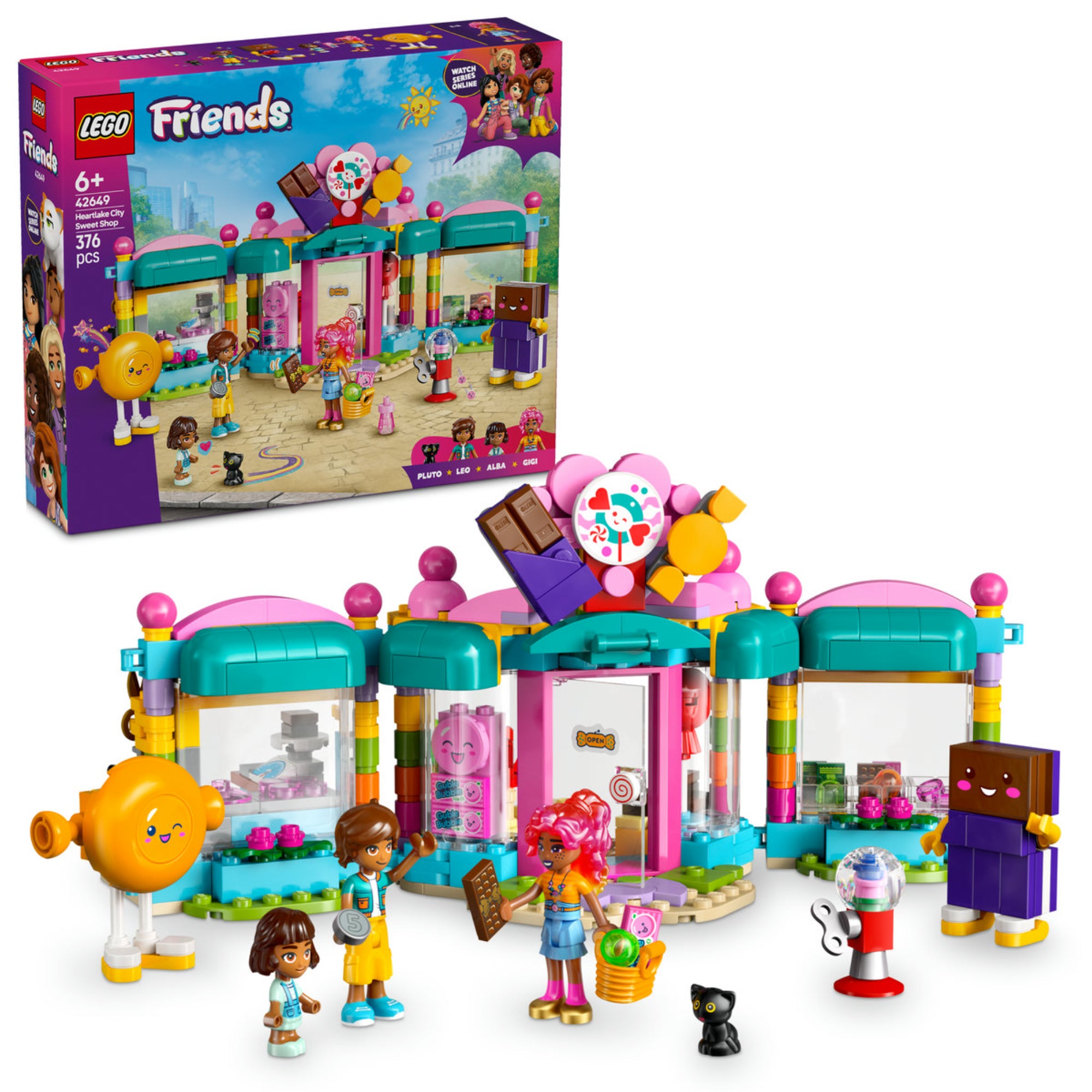 A LEGO Friends Heartlake City édességbolt 42649 szett elölnézete, amely bemutatja a színes édességbolt épületét, a nyalóka- és csokoládétábla kabalafigurákat, valamint a Leo, Alba és Gigi mini-baba figurákat a cuki macska és különböző játékelemek, például rágógumi-automata és édességtartók társaságában.