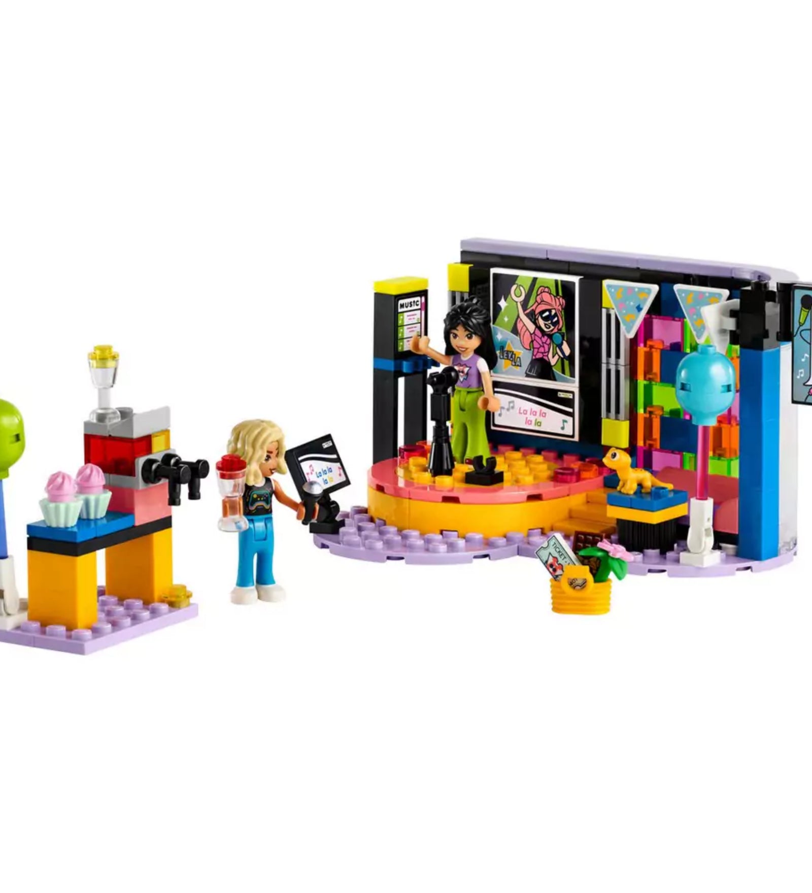 A LEGO Friends Karaoke parti (42610) készlet teljes tartalma: színpad színes díszlettel, két mini-baba figura (Nova és Liann), karaoke mikrofon, világoskék fagylaltpult, italadagoló és kiegészítők, köztük fagylaltok, italok, csokiszelet és virágos ajándékkosár.