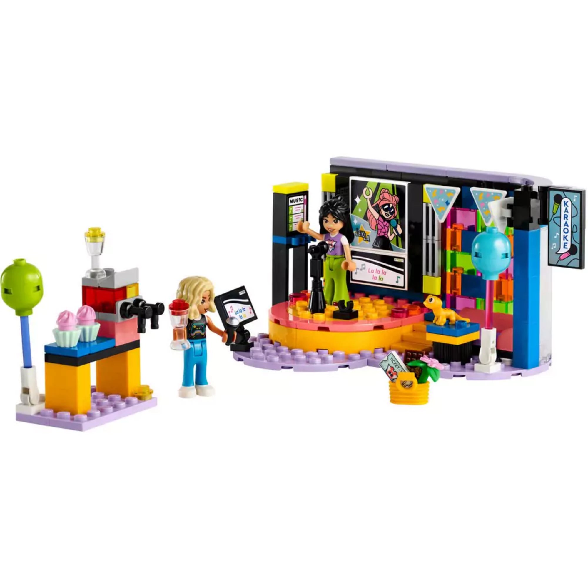 A LEGO Friends Karaoke parti (42610) készlet teljes tartalma: színpad színes díszlettel, két mini-baba figura (Nova és Liann), karaoke mikrofon, világoskék fagylaltpult, italadagoló és kiegészítők, köztük fagylaltok, italok, csokiszelet és virágos ajándékkosár.