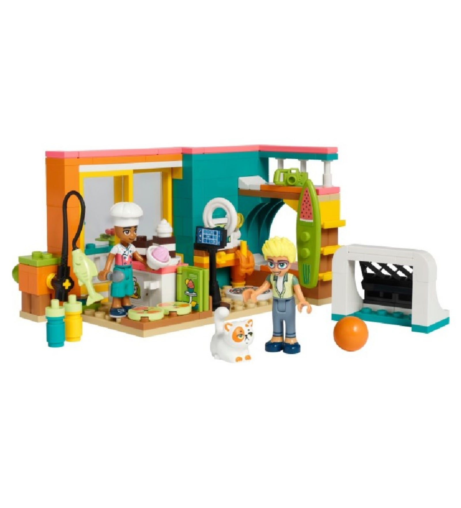 LEGO Friends 41754 Leo szobája – a teljesen felépített készlet, amely tartalmazza Leo és Olly minifiguráit, egy fehér macskát, hálóteret emeletes ággyal, konyhasarkot sütikkel, valamint sporteszközöket és egy fotóállványos kamerát. A részletek között szörfdeszka, színes faldekoráció és kis pizzatányér is megtalálható.