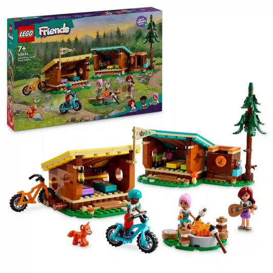 LEGO Friends 42624 készlet doboza és megépített modellje. A fotón a két kabin, a tábortűz, a kerékpárok, a fenyőfa, Paisley, Zac és Sky figurák, valamint a rókafigura részletesen láthatók.