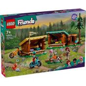 LEGO Friends Otthonos kabinok a kalandtáborban (42624) készlet dobozképe. A képen két hangulatos faház, tábortűz, kerékpárok, három LEGO Friends figura és egy róka látható hegyvidéki erdei környezetben.