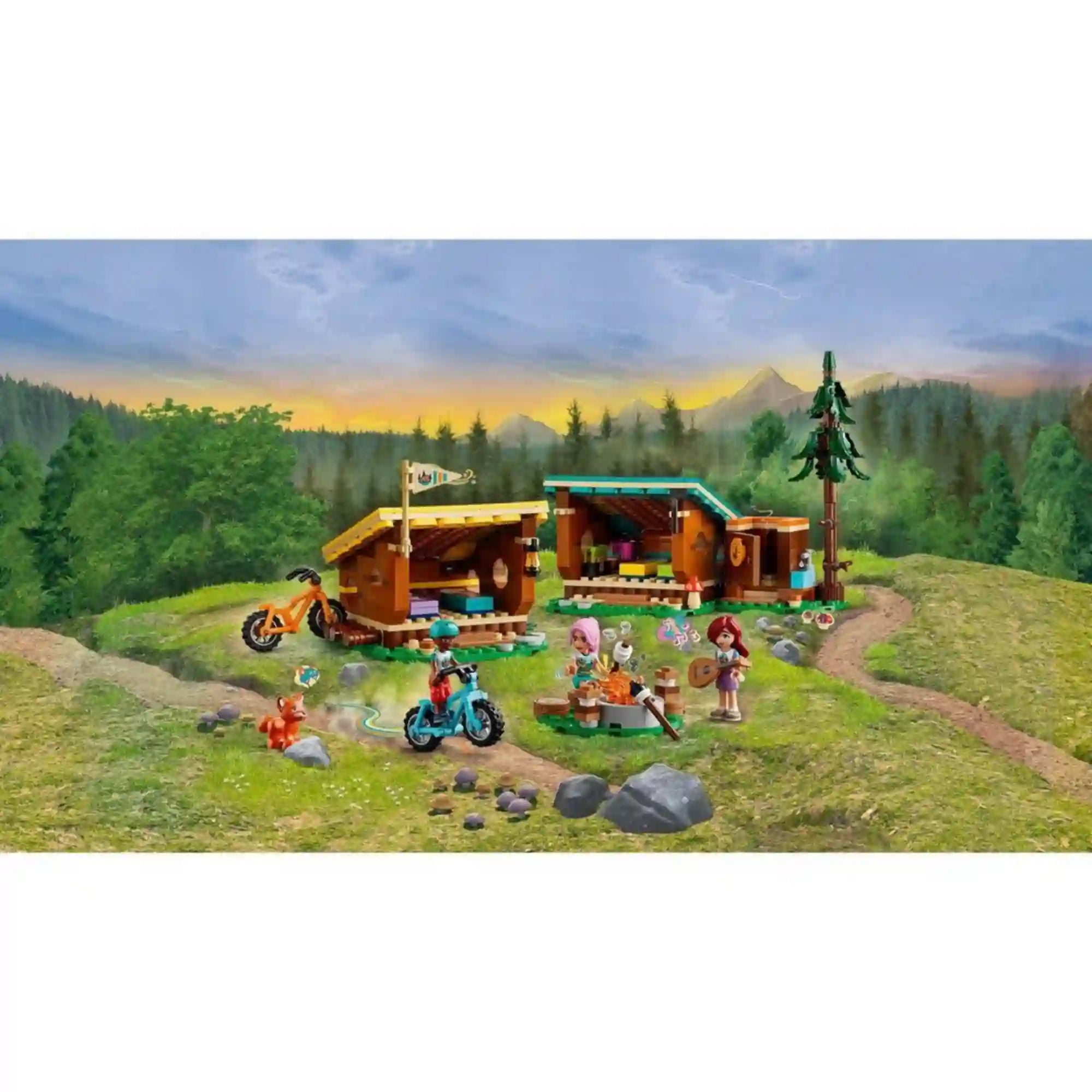 LEGO Friends Otthonos kabinok a kalandtáborban készlet részletes erdei jelenete két faházzal, tábortűzzel, két kerékpárral, magas fenyőfával és három minibaba figurával. A táborban egy rókafigura és számos kiegészítő is látható.