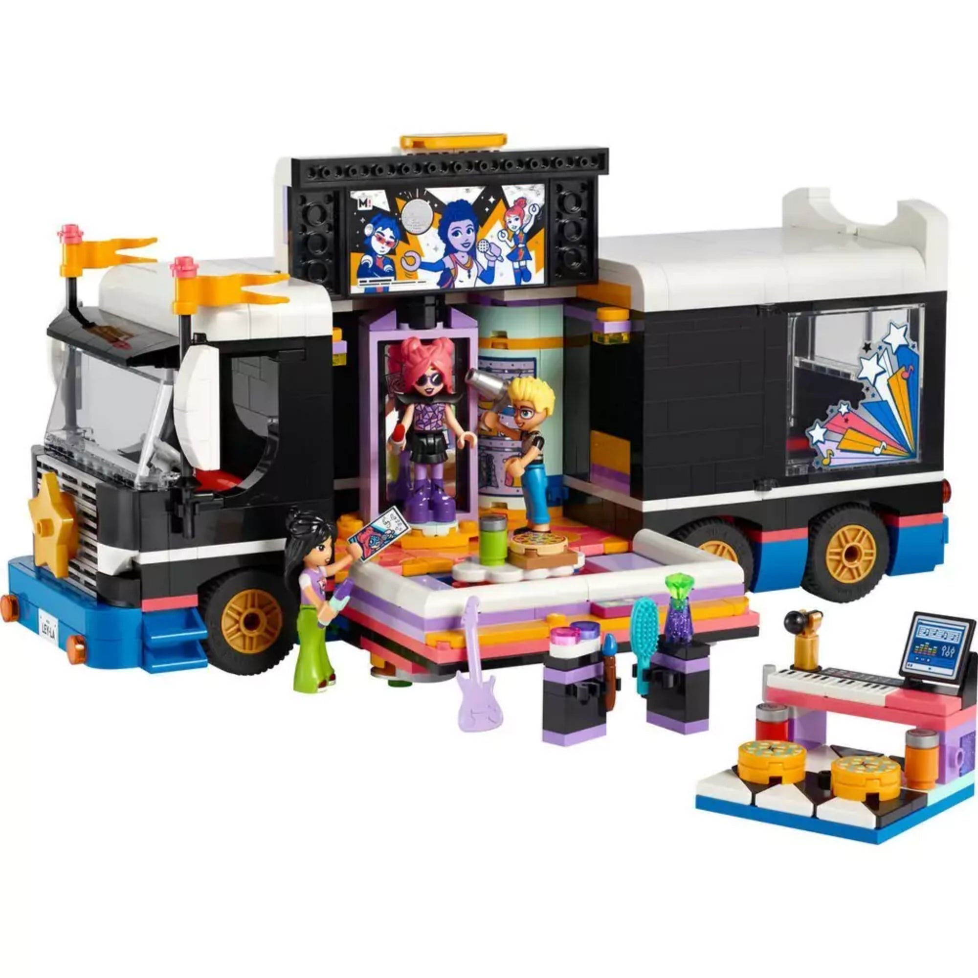 LEGO Friends Menedékhely háziállatoknak (42617) készlet felépített pajtával, szélkerékkel, piros traktorral és minifigurákkal a farm környezetben, különféle állatokkal és kiegészítőkkel.
