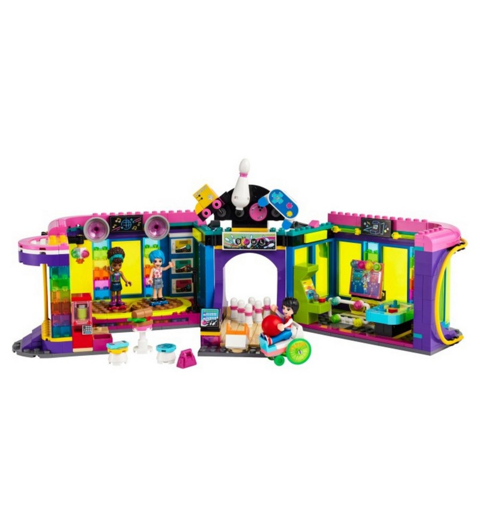 LEGO Friends 41708 Roller Disco szórakoztató központ – a teljes játékkészlet kinyitott állapotban, élénk színekkel, részletes belső terekkel. A három fő karakter (Andrea, Evelyn és Jackson) különféle jelenetekben szerepel: táncszínpadon, bowlingozás közben és játékautomaták előtt.