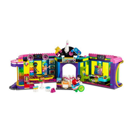 LEGO Friends 41708 Roller Disco szórakoztató központ – a teljes játékkészlet kinyitott állapotban, élénk színekkel, részletes belső terekkel. A három fő karakter (Andrea, Evelyn és Jackson) különféle jelenetekben szerepel: táncszínpadon, bowlingozás közben és játékautomaták előtt.