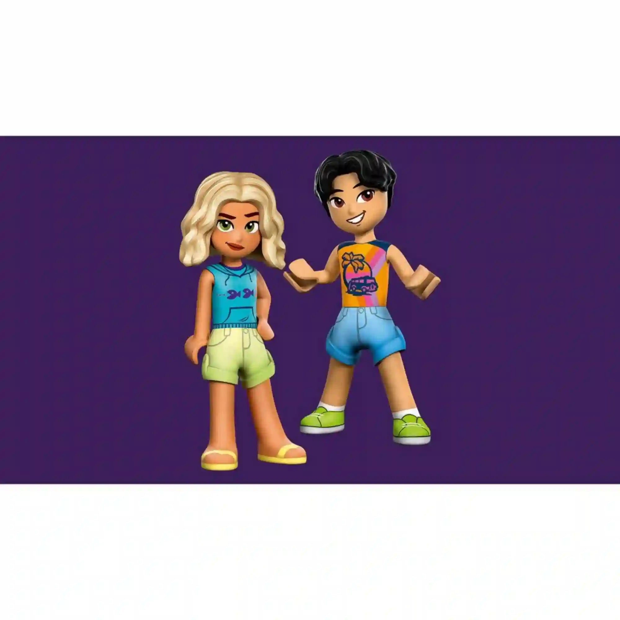 LEGO Friends Smoothie stand a strandon (42625) készlet Nova és Niko minibaba figuráival lila háttér előtt. A két karakter nyári ruházatban látható, készen a tengerparti kalandokra és a smoothie-készítésre.