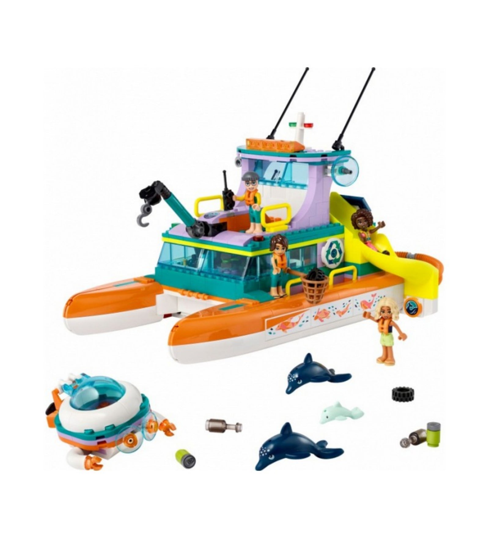 LEGO Friends 41734 – játékjelenet illusztráció: a tengeri mentőhajó legénysége egy teknőst segít, miközben egy búvár mini-tengeralattjáróval felfedezi a víz alatti világot. A hajón tudományos eszközök és számítógépes kijelzők is láthatók.