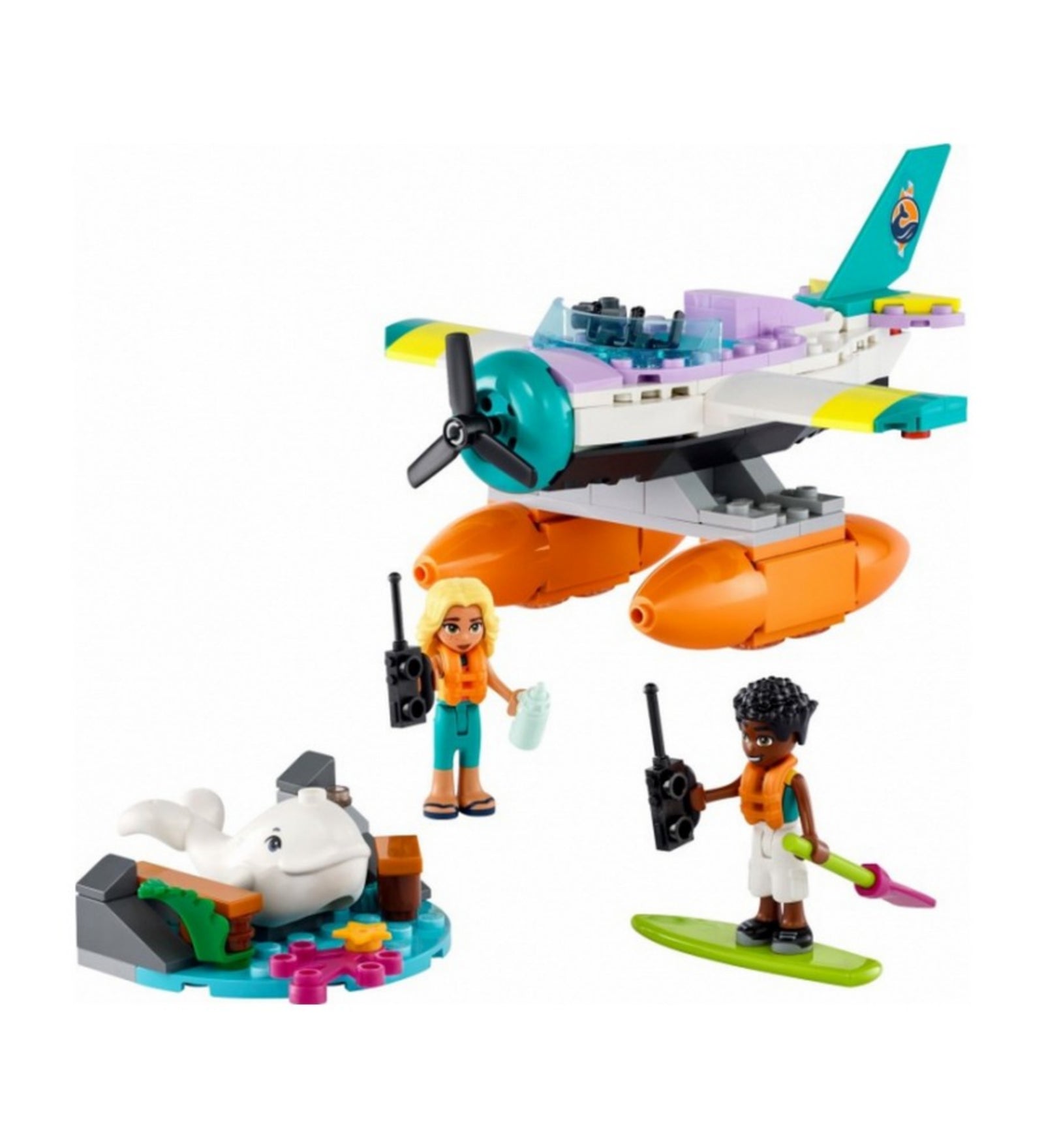 LEGO Friends 41752 Tengeri mentőrepülőgép – Zac szörfdeszkán, mentőmellényben érkezik a helyszínre, míg Dia a víz fölött lebegő hidroplánból segít. A kis bálna egy virágokkal díszített vízi sziklák közt fekszik, a figurák walkie-talkie-t és mentőfelszerelést használnak.