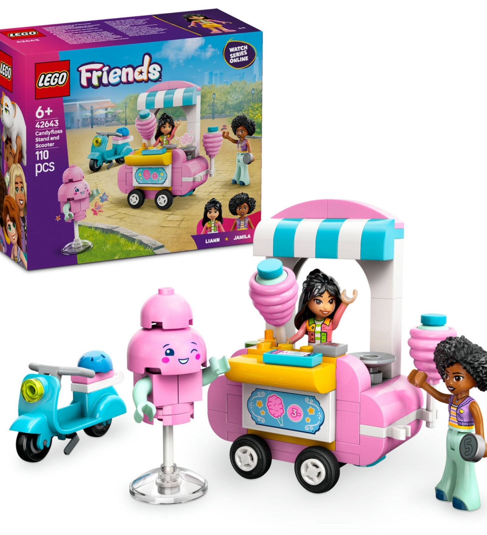 Ezen a képen a LEGO Friends Vattacukorárus stand és robogó 42643 szett látható. Az előtérben a rózsaszín vattacukorárus stand áll, kék-fehér csíkos tetővel és részletes dekorációkkal. Mellette egy kék robogó és két LEGO Friends minifigura, Liann és Jamila, akik a szerepjátékos jeleneteket teszik színesebbé. A kép középpontjában egy mosolygó, rózsaszín vattacukorfigura is helyet kapott, amely játékos elemet ad a szetthez.