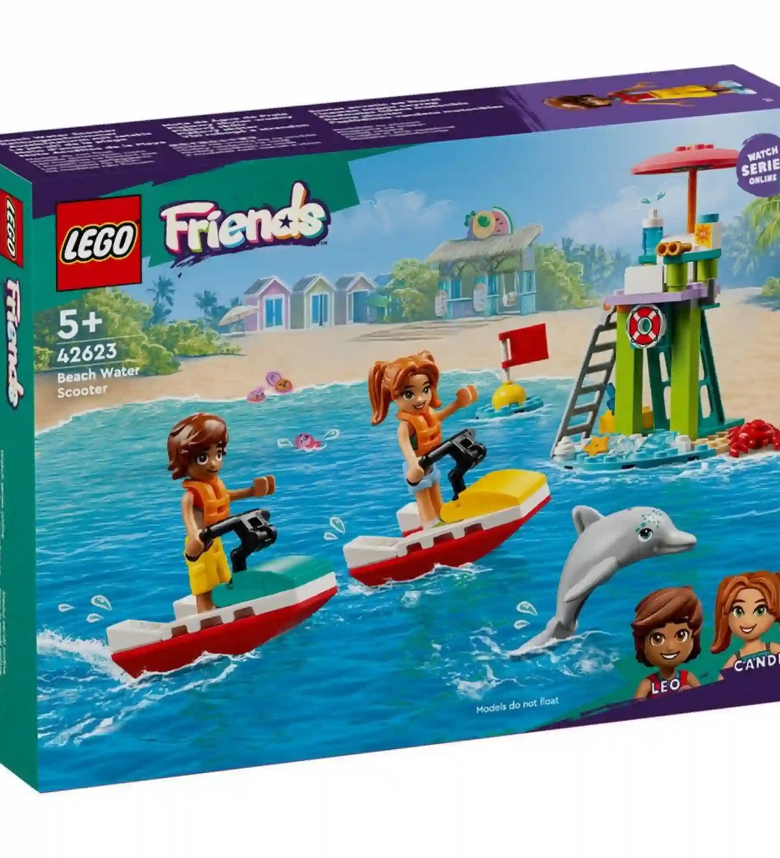 LEGO Friends Vízi robogó a strandon (42623) készlet dobozképe. Leo és Candi vízi robogóval száguldanak a tengerben, miközben egy delfin ugrik ki a vízből a strandőrtorony közelében.