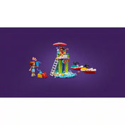 LEGO Friends 42623 strandőrtorony jelenet két vízi robogóval. Candi egy rákot locsol vízzel, miközben Leo a mentőtorony tetején figyel. A készlethez két vízi robogó, mentőállomás és strandkiegészítők tartoznak.