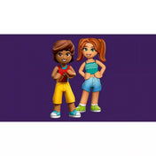 LEGO Friends Vízi robogó a strandon (42623) készlet két minibaba figurája lila háttér előtt. Leo sárga rövidnadrágban és piros felsőben, Candi pedig kék rövidnadrágban és türkiz topban látható, mosolygós pózban.