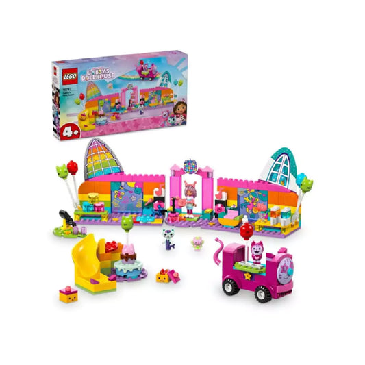 LEGO Gabby’s Dollhouse Gabi partiszobája (10797) szett, elöl a teljesen megépített szett színes elemekkel, figurákkal, buliszobával, játékkal és díszített lufikkal, háttérben a díszdoboz.