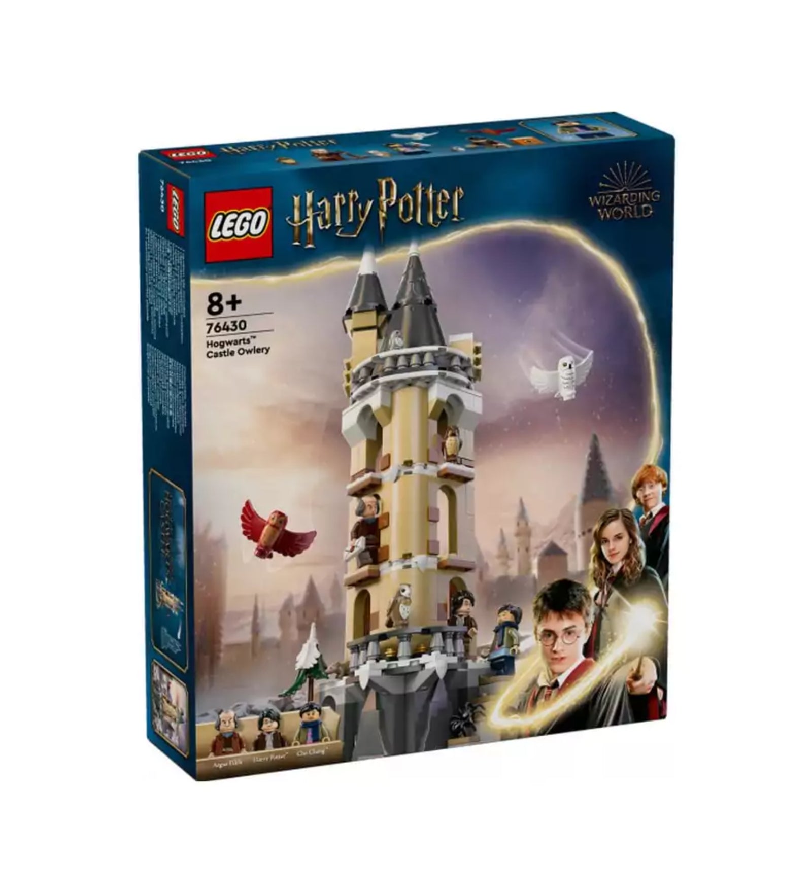A képen a LEGO Harry Potter "Hogwarts kastélyi bagolyház" szett látható, amely a híres iskolát és annak bagolyházát ábrázolja. A szett tartalmaz egy részletesen kidolgozott tornyot, amelyet baglyok vesznek körül, és a varázslóvilág emblematikus karakterei, mint Harry, Ron és Hermione is jelen vannak. A háttérben a kastély látképe, és egy csodálatos téli táj látható, ami még inkább varázslatos hangulatot áraszt.