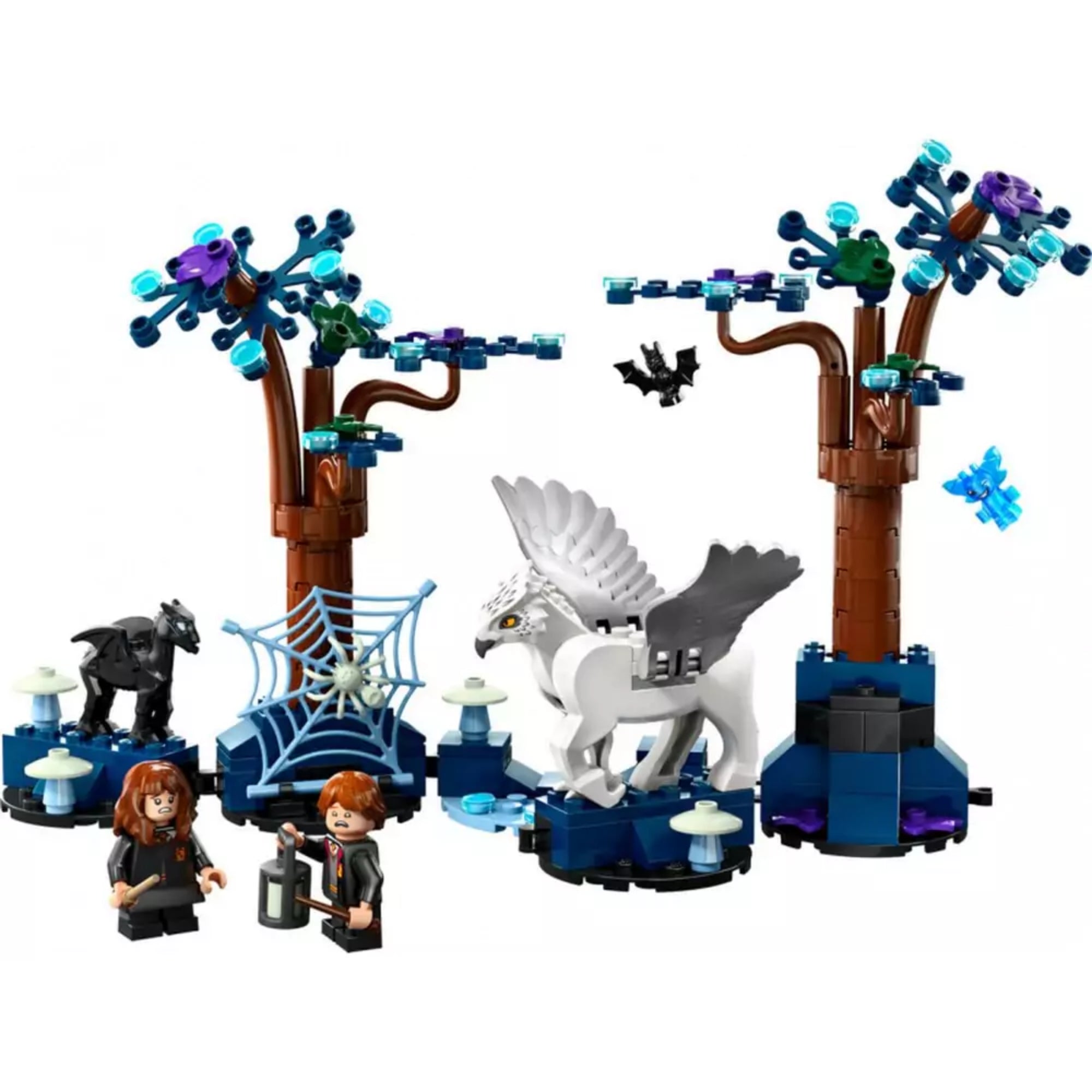 A LEGO Harry Potter A Tiltott Rengeteg: Varázslatos lények (76432) teljes épített jelenete, két nagy fával, egy fehér hippogriffel, fekete thesztrállal, pókhálóval, kis varázslényekkel és Hermione valamint Ron minifiguráival.