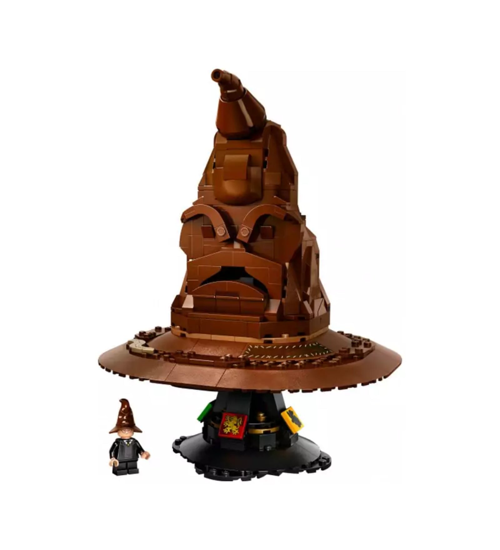 A képen a LEGO Harry Potter beszélő válogató kalap (76429) szett látható, amely a híres kalapot ábrázolja, amely a Roxfort iskolájában osztja be a diákokat a megfelelő házakba. A részletes építmény kiválóan kidolgozott, és az interaktív funkciónak köszönhetően a kalap beszélni is képes. A szett tartalmaz egy minifigurát is, amely a válogató kalapot viseli, valamint a kalap alatti házak címereit. 