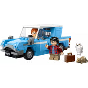 A képen a LEGO Harry Potter "Repülő Ford Anglia" szett egyik jelenete látható, amely Harry Potter és Ron Weasley kalandját ábrázolja. A szett tartalmazza a híres kék autót, amely lebegve repül a levegőben, miközben Ron vezeti, és Harry egy varázslatos pillanatban áll mellette. A minifigurák között található Harry, aki kezében egy varázspálcát tart, és Ron, aki kissé rémült arccal ül a volánnál.