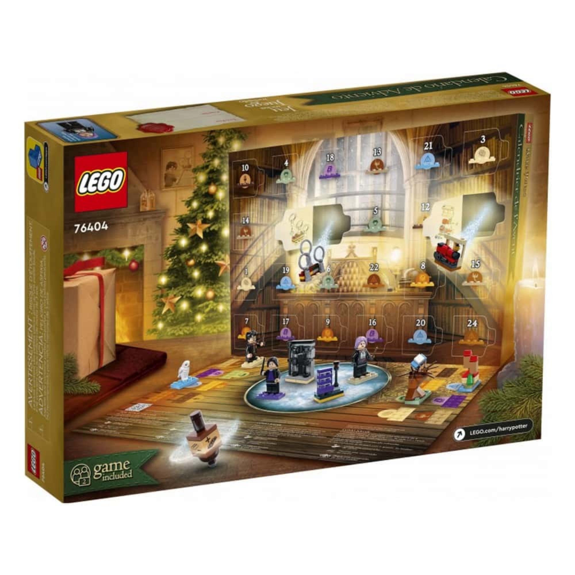A LEGO Harry Potter adventi naptár 76404 dobozának hátoldala, megnyitott ablakokkal, a minifigurák és építmények elhelyezve egy társasjáték-táblán, háttérben egy karácsonyfa és könyvtárszoba.