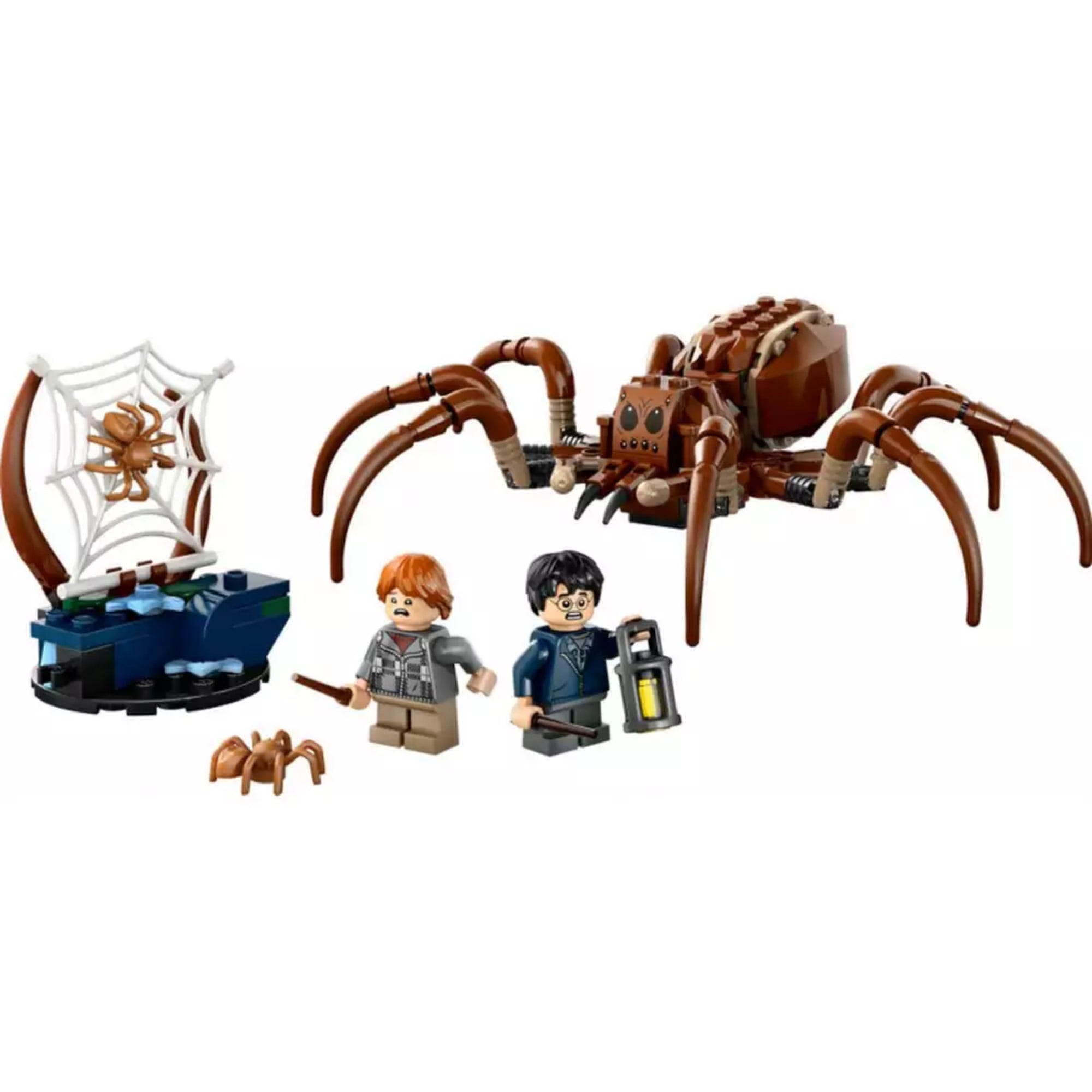 LEGO Harry Potter Aragog a Tiltott Rengetegben (76434) szett tartalma – Aragog pók részletes építménye, Harry Potter és Ron Weasley minifigurái, egy kisebb pók és egy pókhálós jelenet kékes alappal.