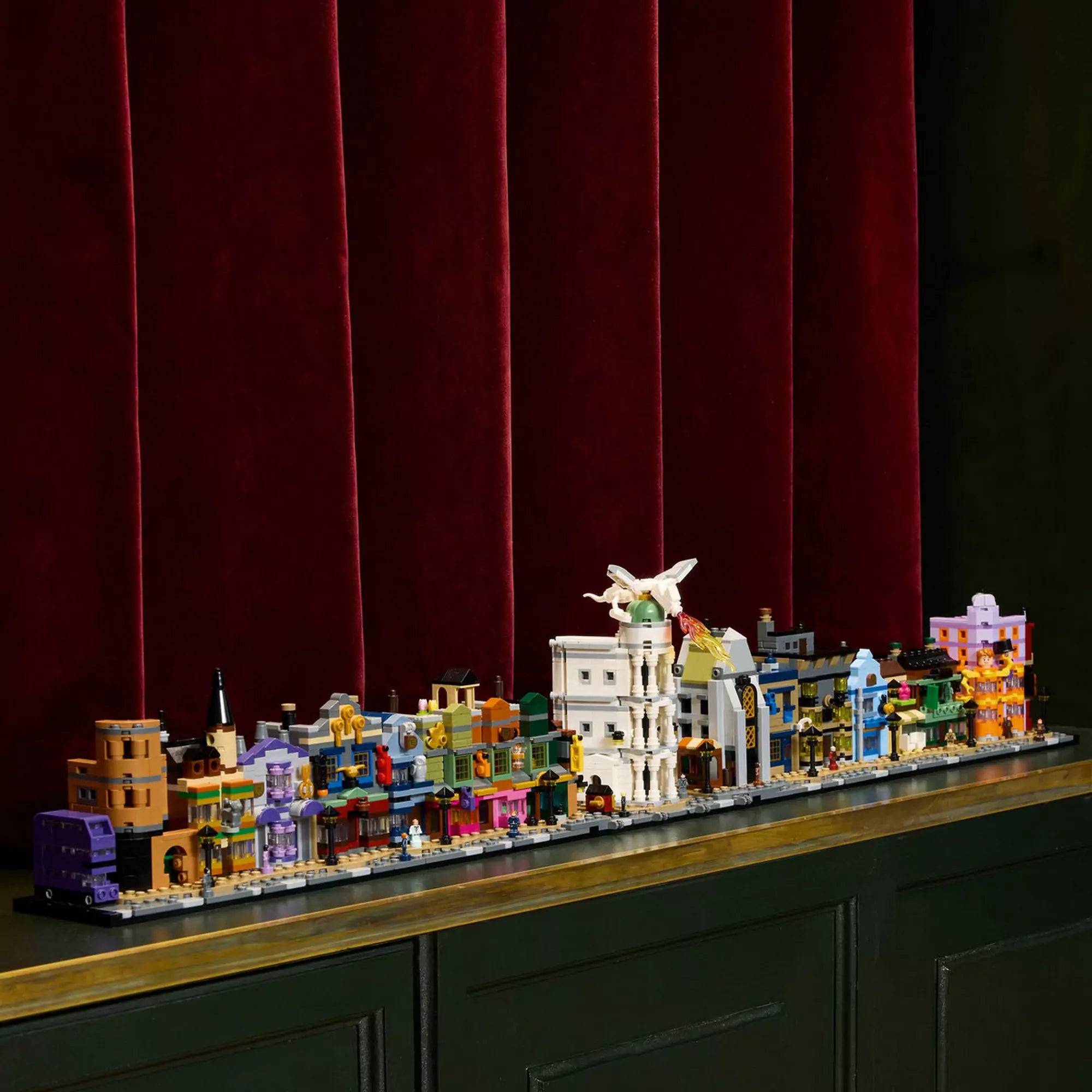 LEGO Harry Potter Az Abszol út a polcon (76444): A kiállított Abszol út részletezett épületeivel bármely gyűjtemény kiemelkedő darabja.