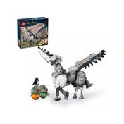A képen a LEGO Harry Potter "Buckbeak" szett látható, amely a varázslatos világ híres hippogriffjét ábrázolja. A részletes modell Buckbeakot, a szárnyas lényt, valamint egy kis házikót és tökös díszeket tartalmaz. A szett mozgatható szárnyakat és lábakat kínál, így a hippogriff még inkább életre kel.