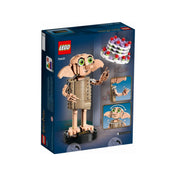 LEGO Harry Potter Dobby a házimanó (76421) doboz hátoldala, rajta a figura mozgatható kar- és fejfunkcióival, valamint a torta építmény lebegő hatásban.